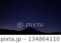 ＜タイムラプス＞朝霧高原からの富士山、満天の星空 134864110