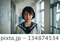 学校の廊下と女子高生 134874534