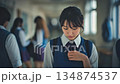 学校の廊下と女子高生 134874537