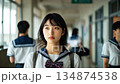 学校の廊下と女子高生 134874538