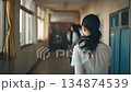 学校の廊下と女子高生 134874539