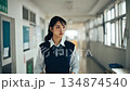 学校の廊下と女子高生 134874540