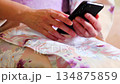 身穿浴衣的女子手持智慧型手機 134875859
