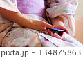 身穿浴衣的女子手持智慧型手機 134875863