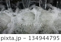 滝から流れ落ちる水と白い泡のクローズアップ｜自然・背景動画 134944795