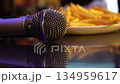 カラオケのマイクをクローズアップ 134959617