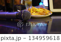 マイクとフライドポテトのあるカラオケのテーブル 134959618