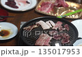 自宅で焼肉をする様子 135017953