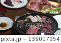 自宅で焼肉をする様子 135017954