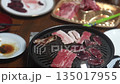 自宅で焼肉をする様子 135017955