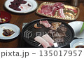 自宅で焼肉をする様子 135017957