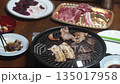 自宅で焼肉をする様子 135017958