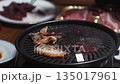 自宅で焼肉をする様子 135017961