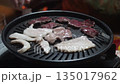 自宅で焼肉をする様子 135017962