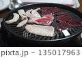 自宅で焼肉をする様子 135017963