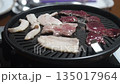 自宅で焼肉をする様子 135017964