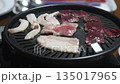 自宅で焼肉をする様子 135017965