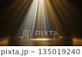 暗闇に鋭い光のビームが差し込むラグジュアリーな背景動画・高級感のあるプレゼンや製品発表会用VFX素材 135019240