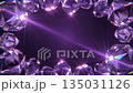 華やかな紫の宝石とクリスタルの輝きが舞うフレーム。お祝いやジュエリー広告、記念日に最適な抽象背景 135031126
