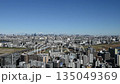 從川崎的街道上眺望橫跨多摩川的東京市中心。 135049369