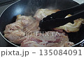 Fry the chicken thighs in a frying pan. Fry the skin side first, then flip. 135084091