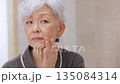 バスローブのシニア女性　 135084314