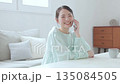 リビングの女性 135084505