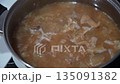 牛すじを煮込む様子 135091382
