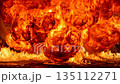 火焰熊熊燃燒，劇烈爆炸。 135112271