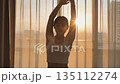 早晨，一位女士正在伸展身體。 135112274