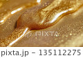 金色液體流動 135112275