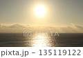 千葉県　勝浦　朝の太陽と海 135119122
