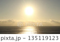 千葉県　勝浦　朝の太陽と海 135119123
