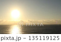 千葉県　勝浦　朝の太陽と海 135119125