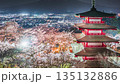 【山梨縣】荒倉山淺間公園夜景：忠靈塔、櫻花和富士山在夜色中若隱若現。縮時攝影。向下傾斜鏡頭。 135132886