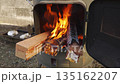 市售燃木爐中熊熊燃燒的火焰 4K 露營/冬季生活 135162207