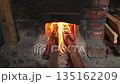 廢棄磚窯中燃燒的柴火火焰 4K 特寫鏡頭 135162209