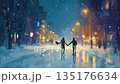 雪が降る冬の夜の街を手をつないで歩くカップルのロマンチックな動画 135176634