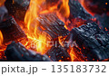 燃える薪のクローズアップ映像（熾火と火花） 135183732