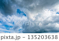 縮時拍攝：夏日藍天上飄浮許多白雲 135203638