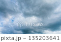 縮時拍攝：夏日藍天上飄浮許多白雲 135203641
