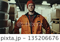 倉庫作業員は真剣な表情で前を見据える 135206676