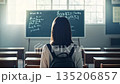 日差しが差し込む教室で学ぶ学生の後ろ姿 135206857