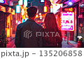 都市の夜、ネオン街を歩くカップル 135206858