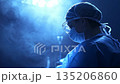 手術室で集中する医療従事者のクローズアップ 135206860