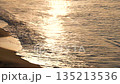 日出時分，金色的海浪和沙灘的特寫。 135213536