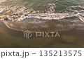 日落時分，從空中俯瞰沙灘和拍打海岸的浪花。 135213575
