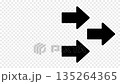 極簡設計背景，三個箭頭指向行進方向。 135264365