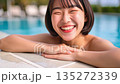 年輕的女士在游泳池裡玩 135272339