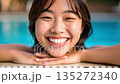 年輕的女士在游泳池裡玩 135272340